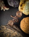 Ręcznie wykonany pierścionek z miedzi z granatem i spiralą, biżuteria wire wrapping, regulowany rozmiar, styl boho.