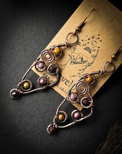 Kolczyki z mokaitem i spiralą, miedziana biżuteria handmade wire wrapping.