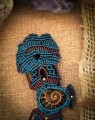 Mucha męska handmade z amonitem o brązowo bursztynowej barwie, mikromakrama na turkusowym sznurku Linhasita z dodatkiem brązu, unikatowa biżuteria męska z minerałami Imvelo, część pierwszej kolekcji takich much w Polsce.