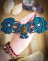Limitowana mucha męska z kamieniem naturalnym amonit, ręcznie wykonana mikromakrama na sznurku Linhasita, turkus i brąz w eleganckiej kompozycji, designerska biżuteria dla mężczyzny, pierwsza kolekcja much z minerałami w Polsce.