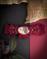 Ręcznie wykonana mucha męska z agatem koronkowym, mikromakrama na czerwonym sznurku Linhasita, srebrne koraliki i naturalny kamień, unikatowa biżuteria męska handmade Imvelo, część pierwszej w Polsce kolekcji much z kamieniami naturalnymi.