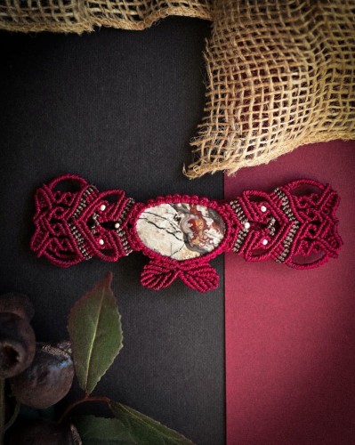 Ręcznie wykonana mucha męska z agatem koronkowym, mikromakrama na czerwonym sznurku Linhasita, srebrne koraliki i naturalny kamień, unikatowa biżuteria męska handmade Imvelo, część pierwszej w Polsce kolekcji much z kamieniami naturalnymi.