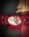 Artystyczna mucha męska z kamieniem naturalnym agat koronkowy, mikromakrama na czerwonym sznurku Linhasita, elegancki dodatek i biżuteria dla mężczyzny, limitowana kolekcja Imvelo, pierwsza taka kolekcja much z minerałami w Polsce.