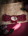 Limitowana mucha męska z kamieniami naturalnymi, agat koronkowy w ręcznie wykonanej muszce mikromakrama, czerwony sznurek Linhasita, unikatowa biżuteria męska handmade Imvelo, pierwsza kolekcja much z minerałami w Polsce.