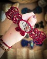 Ręcznie wykonana mucha męska z agatem koronkowym, mikromakrama na czerwonym sznurku Linhasita, srebrne koraliki i naturalny kamień, unikatowa biżuteria męska handmade Imvelo, część pierwszej w Polsce kolekcji much z kamieniami naturalnymi.