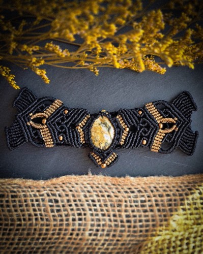 Ręcznie wykonana mucha męska z jaspisem oceanicznym i hematytem w kolorze miedzi, mikromakrama na czarnym sznurku Linhasita z dodatkiem musztardowego splotu, unikatowa mucha handmade Imvelo, jedna z pięciu sztuk, pierwszy taki projekt w Polsce.
