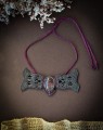 Elegancka mucha męska z kamieniem naturalnym kwarc truskawkowy, ręcznie wykonana mikromakrama na sznurku Linhasita, mucha z minerałami dla mężczyzny w stylu boho i elegancji, limitowana kolekcja Imvelo.