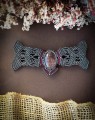 Mucha męska handmade z kwarcem truskawkowym i kamieniami bronzytu, mikromakrama na sznurku Linhasita, elegancka mucha z minerałami dla mężczyzny, unikatowy projekt Imvelo, jedna z pięciu sztuk kolekcji.