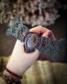 Unikatowa mucha męska z kwarcem truskawkowym, bronzytem i drobnymi koralikami, ręcznie wykonana mikromakrama na brazylijskim sznurku Linhasita w kolorze ciemnej zieleni, artystyczna mucha handmade dla mężczyzny, limitowana kolekcja Imvelo.