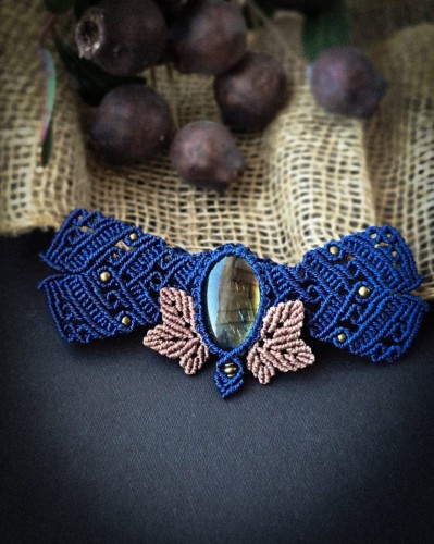 Ręcznie wykonana mucha męska z labradorytem, mikromakrama na granatowym sznurku Linhasita, naturalne kamienie i koraliki w kolorze antycznego brązu, unikatowa mucha handmade Imvelo, jedna z pięciu sztuk, pierwsza taka mucha z minerałami w Polsce.