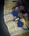 Limitowana mucha męska z kamieniami naturalnymi, labradoryt w ręcznie wykonanej muszce mikromakrama, granatowy sznurek Linhasita, artystyczna mucha handmade dla mężczyzny, kolekcja pięciu egzemplarzy, pierwszy taki projekt w Polsce.
