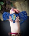 Elegancka mucha męska z labradorytem, ręcznie robiona mikromakrama na granatowym sznurku Linhasita, mucha z kamieniem naturalnym dla mężczyzny, artystyczny dodatek handmade, limitowana kolekcja pięciu sztuk Imvelo.