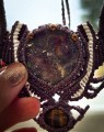 detal. Talizman unisex z kamieni naturalnych agat mszysty tygrysie oko kryształ górski w makramie, biżuteria boho handmade.