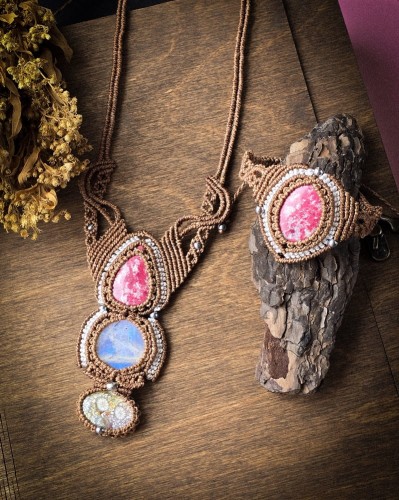 Komplet biżuterii z kamieni naturalnych thulit belomoryt koralowiec wykonany techniką mikromakramy, ręcznie pleciony naszyjnik i bransoletka handmade w stylu boho inspirowanym naturą.