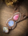 Artystyczny komplet makramowy z minerałami thulit belomoryt koralowiec, rękodzieło z kamieni naturalnych dla kobiet kochających biżuterię boho i naturalne minerały.