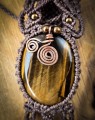 Naszyjnik handmade Tygrysie Oko unisex, talizman z kamieni naturalnych wspierający rozwój osobisty i pewność siebie, biżuteria makramowa