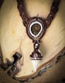 Ręcznie robiony naszyjnik makramowy z amonitem i perłą naturalną, talizman z kamieni naturalnych w stylu boho, biżuteria artystyczna handmade Polska