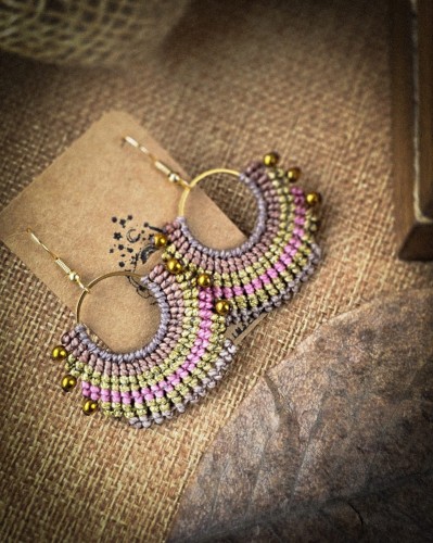 Kolczyki makrama kolorowe handmade, lekkie kolczyki boho z kolorowego sznurka Linhasita, biżuteria ręcznie robiona Polska