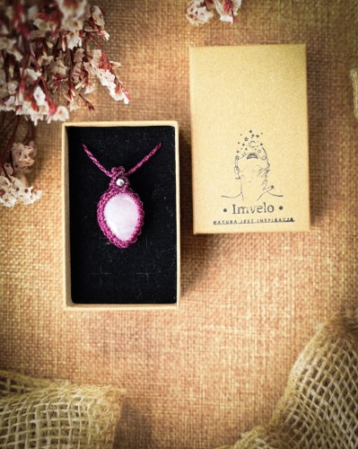 Naszyjnik z kwarcem różowym ręcznie robiony makrama talizman z kamieni naturalnych biżuteria handmade dla kobiety energia miłości