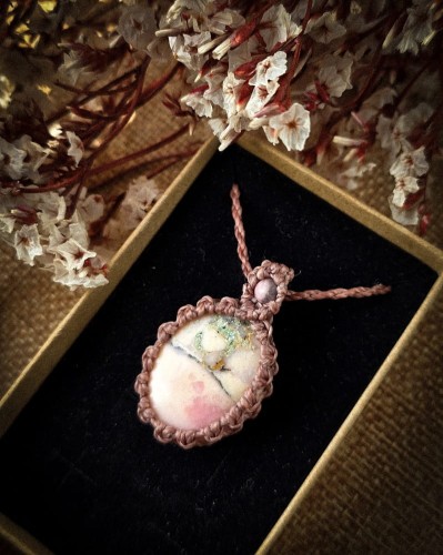 Naszyjnik z opalem różowym ręcznie robiony makrama talizman z kamieni naturalnych biżuteria handmade dla kobiety emocje spokój