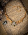Makramowy choker z kamieniem naturalnym dolomit, rękodzieło artystyczne, naszyjnik damski z detalami złoconymi