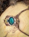 Makramowy naszyjnik z lunulą i kamieniem szatukit, biżuteria inspirowana naturą, styl etno i boho