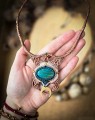 Naszyjnik handmade z szatukitem i złoconą lunulą, biżuteria z minerałami dla kobiet, naturalne kolory i rękodzieło