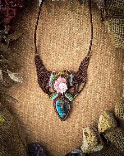 Naszyjnik makrama z labradorytem i muszlą delfinulą biżuteria boho handmade z kamieni naturalnych styl kobiecy