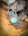 Ręcznie wykonana spinka do włosów z amazonitem w technice mikromakramy. Biżuteria handmade w stylu boho z turkusowymi akcentami i złotymi dodatkami.