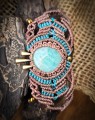 Artystyczna spinka handmade z naturalnym amazonitem. Ozdoba do włosów z beżowym sznurkiem i dodatkiem turkusu inspirowana naturą i stylem boho.