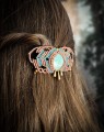 Unikatowa spinka do włosów z amazonitem wykonana ręcznie metodą mikromakramy. Biżuteria handmade z naturalnym kamieniem i złotymi detalami.