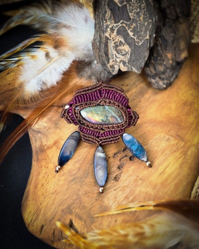 Ręcznie wykonana spinka do włosów z labradorytem i masą perłową. Biżuteria handmade w stylu boho z hematytem w kolorze miedzi i mikromakramą.