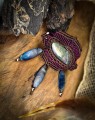 Unikatowa spinka do włosów z labradorytem i koralikami z masy perłowej. Biżuteria handmade inspirowana naturą i energią kamieni naturalnych.
