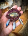 Ozdoba do włosów handmade z labradorytem i hematytem w kolorze miedzi. Ręcznie robiona spinka boho w odcieniach brązu i bordo.