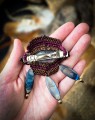 Spinka do włosów z kamieniami naturalnymi wykonana metodą mikromakramy. Labradoryt, masa perłowa i hematyt tworzą wyjątkowy talizman handmade.