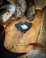 Artystyczna spinka handmade z kamieniem księżycowym. Ozdoba do włosów w stylu boho z ciemnym morskim sznurkiem i rudymi akcentami.