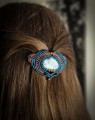 Unikatowa spinka do włosów z kamieniem księżycowym wykonana ręcznie metodą mikromakramy. Biżuteria handmade inspirowana energią księżyca i naturą.