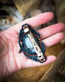 Biżuteria handmade do włosów z naturalnym kamieniem księżycowym. Artystyczna spinka mikromakrama dla kobiet kochających naturę i mistyczne dodatki.