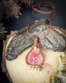 Unikatowy naszyjnik z muszli naturalnej wykonany ręcznie metodą mikromakramy. Kobieca biżuteria handmade z regulacją długości w klimacie boho i earthy style.