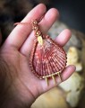 Biżuteria handmade z naturalnej muszli oplecionej mikromakramą. Naszyjnik boho z pełną regulacją długości i złotymi zawieszkami dla kobiet kochających naturę.