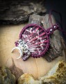 Ręcznie wykonany naszyjnik z naturalną muszlą i lunulą w technice mikromakramy. Biżuteria handmade w stylu boho z bordowym sznurkiem i srebrnymi dodatkami.