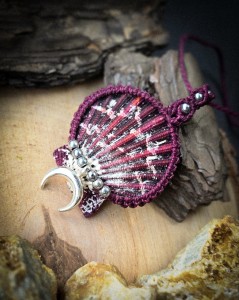 Naszyjnik z muszlą i lunulą- talizman kobiecej intuicji w stylu boho