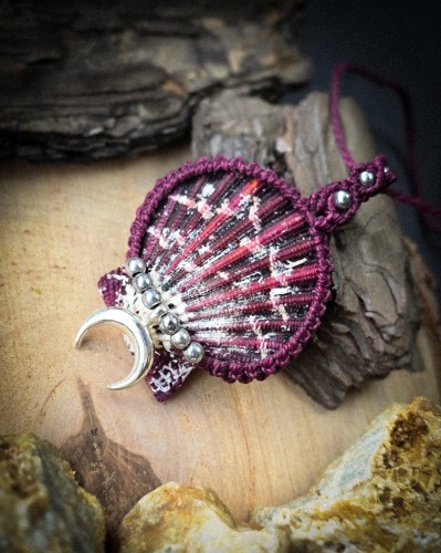 Ręcznie wykonany naszyjnik z naturalną muszlą i lunulą w technice mikromakramy. Biżuteria handmade w stylu boho z bordowym sznurkiem i srebrnymi dodatkami.