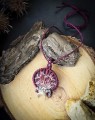 Talizman z muszli naturalnej i symbolem lunuli. Kobieca biżuteria handmade inspirowana księżycem, naturą i energią kobiecą wykonana metodą mikromakramy.