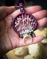 Unikatowy talizman z muszlą i lunulą dla kobiet kochających naturę. Biżuteria handmade w stylu etnicznym wykonana ręcznie metodą mikromakramy.