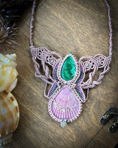 Kolia z muszlą i malachitem– artystyczny talizman z kamieni naturalnych handmade