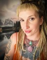 Talizman z malachitem i muszlą wykonany metodą mikromakramy. Kobieca biżuteria handmade inspirowana naturą, transformacją i energią kamieni naturalnych.