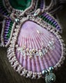Rozbudowana kolia boho z naturalną muszlą i malachitem. Ręcznie robiona biżuteria artystyczna z chłodnym beżowym sznurkiem i srebrnymi dodatkami.