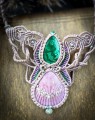 Unikatowy naszyjnik handmade z malachitem, muszlą i detalami w kolorze srebrnym. Biżuteria inspirowana naturą i kobiecą intuicją.