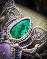 Biżuteria handmade z naturalnym malachitem i muszlą. Kolia mikromakrama w kolorze zimnego beżu z dodatkami zieleni i fioletu.